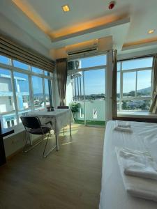 Studio 1 Chambre lumineux avec vue à 180° في Ban Klang: غرفة نوم بسرير وطاولة مطلة