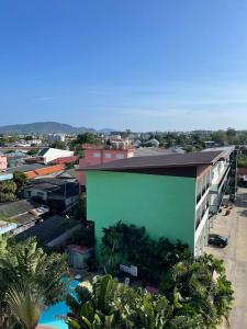 Studio 1 Chambre lumineux avec vue à 180° في Ban Klang: منظر علوي لمبنى في المدينة +4 صور