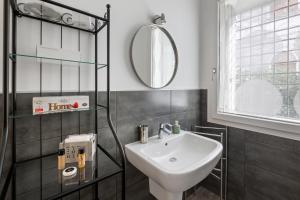 une salle de bain avec un lavabo et un miroir dans l'établissement Civico 36 a due passi dal Centro - Casa Guido, à Vicence 10 autres photos