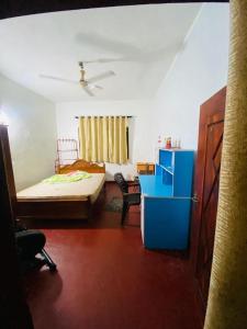 Habitación con 1 dormitorio con cama y escritorio. en SL Amoree house, en Matara