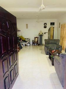 Sala de estar con 2 sofás y mesa en SL Amoree house, en Matara
