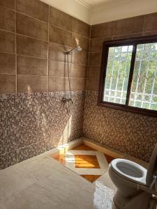 een badkamer met een toilet en een raam bij La casa d’ourika in Ourika