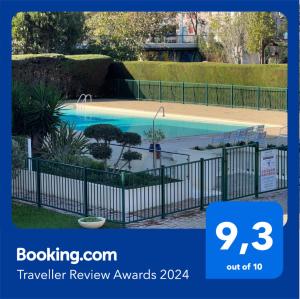 Bazén v ubytovaní T2 avec Véranda et Piscine à Mandelieu La Napoule alebo v jeho blízkosti
