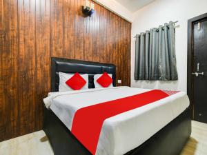 Cama ou camas em um quarto em OYO Hotel Golden Treat