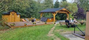 Κήπος έξω από το Dom & SPA nad Rzeką