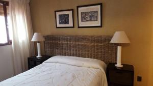 een slaapkamer met een bed en twee lampen op tafels bij El Olvido in La Paloma +52 foto's