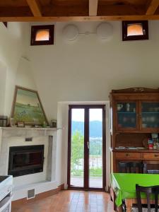 ROCCOLO في Morbio Inferiore: غرفة معيشة مع طاولة خضراء ومدفأة
