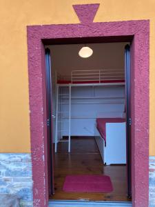 Puerta de color rosa en una habitación con litera en ROCCOLO, en Morbio Inferiore