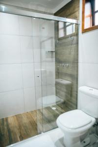 イビウーナにあるEspaco Villa Verde LTDAのバスルーム(トイレ、ガラス張りのシャワー付)