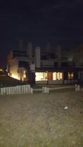 un edificio de noche con sus luces encendidas en El Olvido, en La Paloma