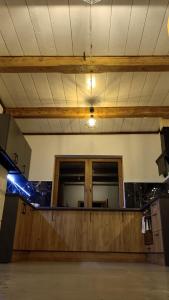 Kuchyň nebo kuchyňský kout v ubytování DOM ZA STUDNIĄ Góralski dom w Ochotnicy Dolnej