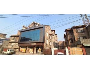 een gebouw in een stadsstraat met gebouwen bij Hotel Snowlight, Khaniyar, Srinagar in Srinagar