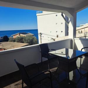 d'un balcon avec une table et des chaises et une vue sur l'océan. dans l'établissement Diamond by EXCLUSIVE Collection Sea view apartments, à Dobra Voda