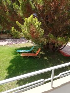 uma cadeira e uma mesa num quintal em Sea and Stars House em Svoronata