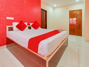 Llit o llits en una habitació de OYO Flagship Hotel SVR Grand
