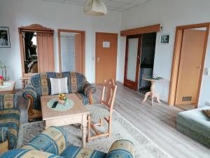 ein Wohnzimmer mit einem Sofa und einem Tisch in der Unterkunft Landhotel Storchenkrug in Rühstädt