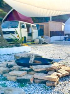 - un foyer extérieur avec un bol au-dessus dans l'établissement Romantic accommodation - Hottub & Sauna, à Almogía