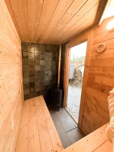 una vista interna di una camera in legno con stufa di Romantic accommodation - Hottub & Sauna ad Almogía