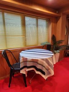 um quarto com uma mesa com uma toalha de mesa em Seoul STAY Sinsa Portland Vintage Private House em Seul