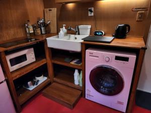 uma cozinha com uma máquina de lavar roupa e um lavatório em Seoul STAY Sinsa Portland Vintage Private House em Seul