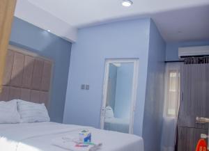 Letto o letti in una camera di MORADA HOTELS LTD