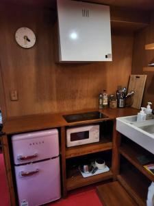 uma cozinha com um forno rosa e um lavatório em Seoul STAY Sinsa Portland Vintage Private House em Seul