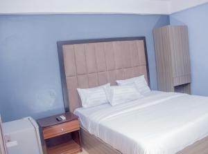 Letto o letti in una camera di MORADA HOTELS LTD