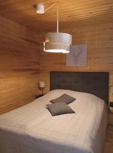 ルカにあるRukaRinteläの木製の壁のベッドルーム1室(大型ベッド1台付)