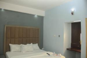 Letto o letti in una camera di MORADA HOTELS LTD