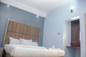 Letto o letti in una camera di MORADA HOTELS LTD