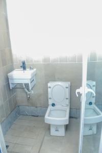 Bagno di MORADA HOTELS LTD