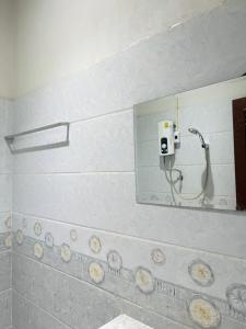 - Baño con espejo y ducha en Hammer Guesthouse, en Luang Namtha