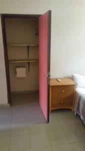 Habitación con 1 dormitorio con cama y escritorio. en #1 princess self catering apartments, 230mt to senegambia business strip., en Kololi