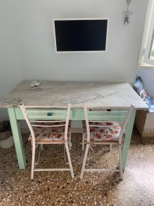 TV a/nebo společenská místnost v ubytování Home Carpiceci