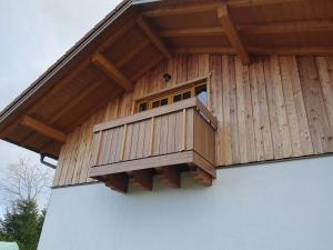 drewniany balkon na boku budynku w obiekcie FeWo Rotter Blick w mieście Rott am Inn