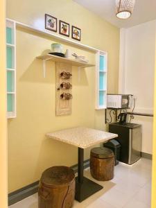 una habitación con barra y una mesa en la cocina en 4F Bohemian Apartment for 4 with Beach View en Bangcusay