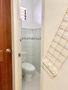 - Baño con aseo y escalera de toallas en 4F Bohemian Apartment for 4 with Beach View en Bangcusay