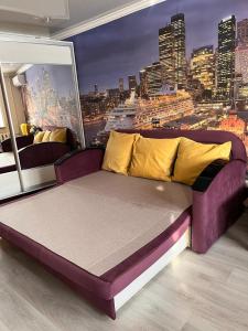 Łóżko w pokoju z widokiem na miasto w obiekcie Квартира студия w mieście Karaganda