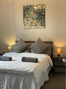2 nebeneinander sitzende Betten in einem Schlafzimmer in der Unterkunft Monthly & Weekly Stays - Central London Links - Business - Relocators - Contractors in Norwood