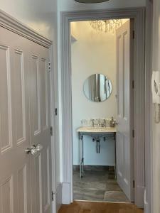 a bathroom with a sink and a mirror at Monthly & Weekly Stays - Central London Links - Business - Relocators - Contractors in Norwood