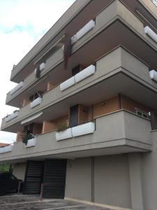 un edificio con balcones en un lateral en Divina House, en Marino