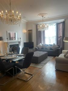 uma sala de estar com um sofá e uma mesa em Monthly & Weekly Stays - Central London Links - Business - Relocators - Contractors em Norwood