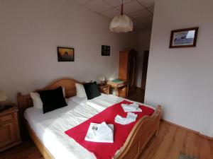 a bedroom with a bed with towels on it at Landhotel Storchenkrug in Rühstädt