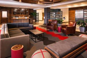 Posezení v ubytování Radisson Hotel Detroit Metro Airport