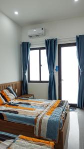 เตียงในห้องที่ Homestay Khải Minh