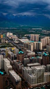une vue aérienne sur une ville avec de grands bâtiments dans l'établissement ЖК Amir, à Almaty