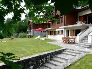 een huis met een tuin met een voetbal bij Grangettes in Les Carroz d'Araches