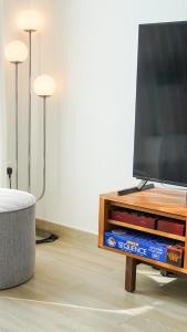 En TV eller et underholdningssystem på Canal view 3 bedroom holiday home with balcony