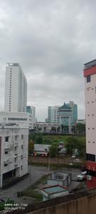 Blick auf eine Stadt mit hohen Gebäuden in der Unterkunft hotel seri liny in Kuching