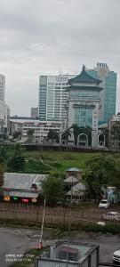 Blick auf eine Stadt mit Gebäuden im Hintergrund in der Unterkunft hotel seri liny in Kuching